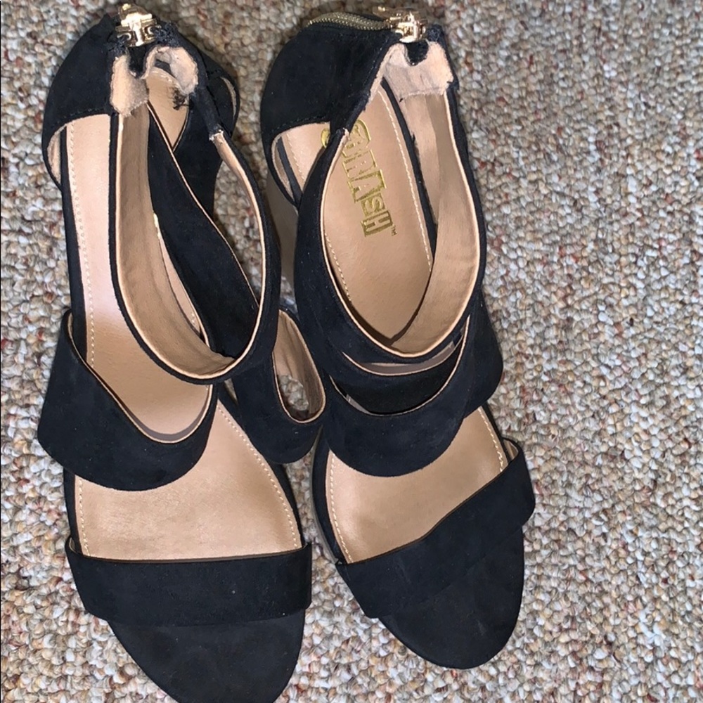 Black wedges